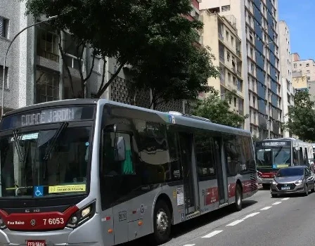 imagem de uma avenida movimentada com ônibus e carros