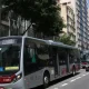 imagem de uma avenida movimentada com ônibus e carros