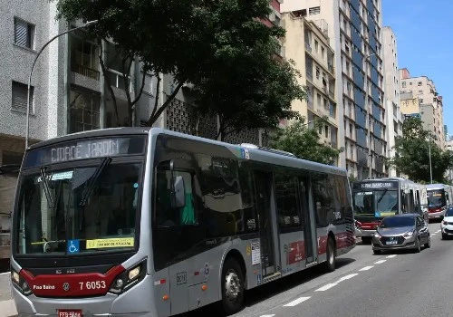 imagem de uma avenida movimentada com ônibus e carros